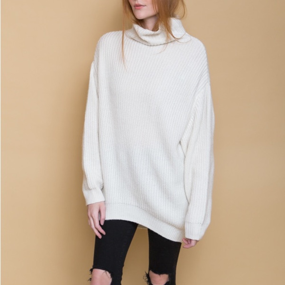 BLQ Basiq.Ivory heavy knit and a boxy fit. 35% acrylic 35% nylon 30% wool